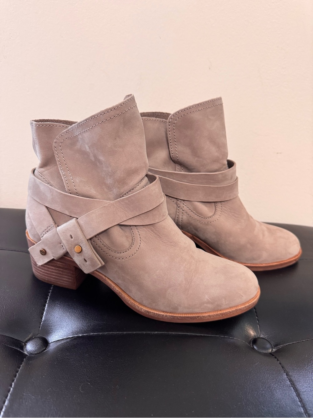 UGG Elora Boots Size 8 - Picture 11 of 13